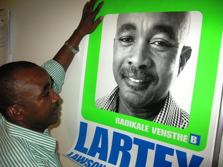 Lartey Lawson med en af sine valgplakater. 