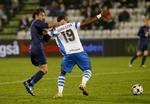 AaB's Louay Chanko har godt fat i OB'eren Eric Djemba-Djemba i det uafgjorte opgør i Odense. 