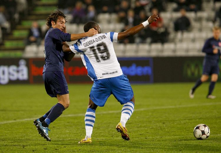 AaB's Louay Chanko har godt fat i OB'eren Eric Djemba-Djemba i det uafgjorte opgør i Odense. 