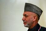 Den afghanske præsident Hamid Karzai kommer sin amerikanske kollega i møde og lover at slå ned på korruption. 