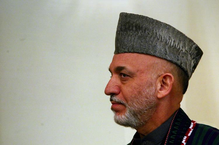 Den afghanske præsident Hamid Karzai kommer sin amerikanske kollega i møde og lover at slå ned på korruption. 