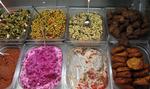 Det Eksotiske Hjørne byder på kolde salater og varme 'deller', og det kan lade sig gøre at blive mæt for 50 kroner. 