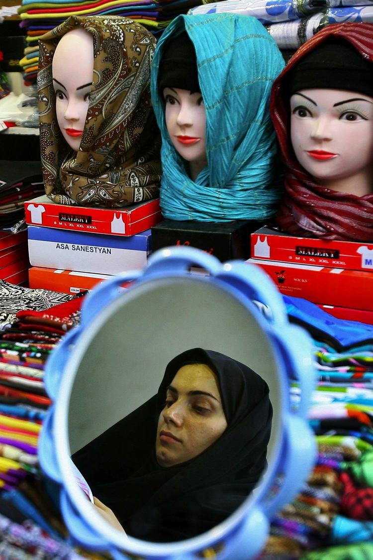 Djilbab. »Hovedtørklædet omtales i Koranen. Men ingen aner, hvad 'djilbab' egentlig betyder. Selv ikke arabiske ordbøger kender ordets eksakte betydning. Men  det er der ingen, der ved«, siger den revolutionære islamolog Malek Chebel. Arkivfoto: AP Photo/ISNA 