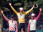 podiet. I 1996 vandt Bjarne Riis den gule førertrøje som vinder af Tour de France, franskmanden Richard Virenque (tv.) blev bjergkonge og nummer tre efter tyskeren Jan Ullrich (th.). Arkivfoto. 