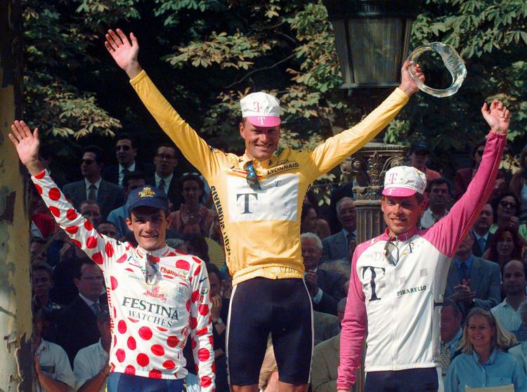 podiet. I 1996 vandt Bjarne Riis den gule førertrøje som vinder af Tour de France, franskmanden Richard Virenque (tv.) blev bjergkonge og nummer tre efter tyskeren Jan Ullrich (th.). Arkivfoto. 