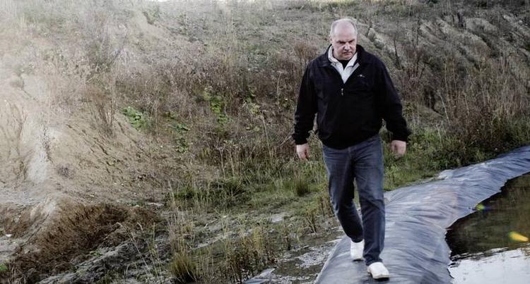 I nybyggeriet Freyas Kvarter i Greve syd for København lever beboerne med revnede gulve, utætheder og skimmelsvamp efter ejerens konkurs. Der er ikke udsigt til bedring før ejendommen kommer på nye hænder. Det har foreløbig taget halvandet år. 