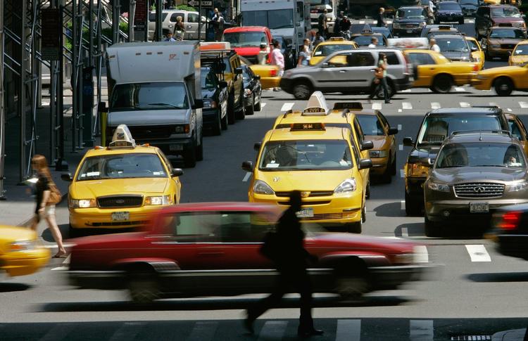 Her holder de højresvingende biler pænt og venter, til der bliver grønt.  New York er et af steder i USA, hvor højresving ved rødt lys ikke er tilladt. 