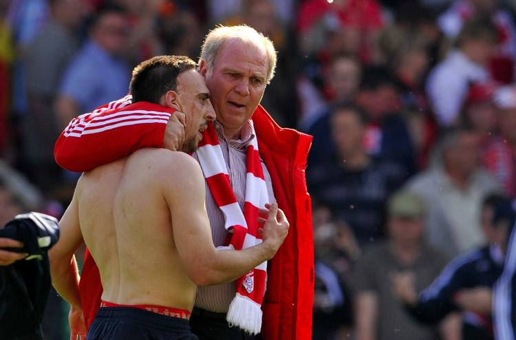 ude. Franck Ribery (til venstre) er i behandling for en skade og kan ikke hjælpe Uli Hoeness og resten af Bayern-ledelsen i aften. Arkivfoto. 