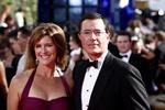 Redningsmand. Tv-værten Stephen Colbert er blevet ny sponsor for det amerikanske skøjeteløberhold. Her er han til Emmyuddeling med sin kone Evelyn McGee. 