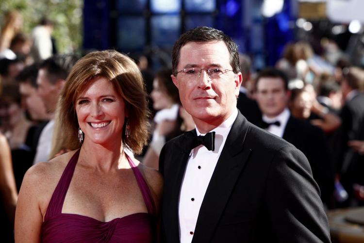 Redningsmand. Tv-værten Stephen Colbert er blevet ny sponsor for det amerikanske skøjeteløberhold. Her er han til Emmyuddeling med sin kone Evelyn McGee. 