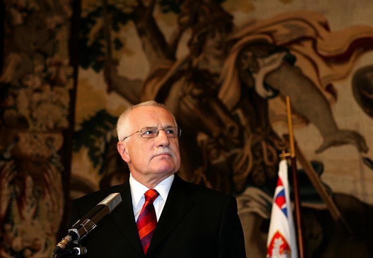 Aftale. Tjekkiets præsident Vaclav Klaus har som den sidste af EU's ledere underskrevet den nye EU-traktat. 