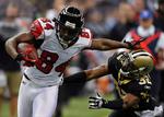 Roddy White fra Atlanta Falcons (tv.) afviser angrevet fra New Orleans-spilleren Jabari Greer og scorer en touchdown. 