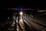 Blokade. Sådan så der ud ved fængslet i nat, før politiet for alvor gik i aktion. 