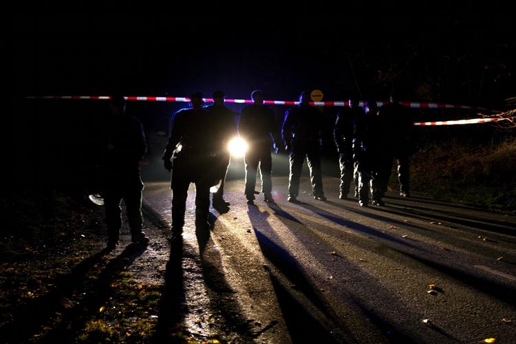 Blokade. Sådan så der ud ved fængslet i nat, før politiet for alvor gik i aktion. 