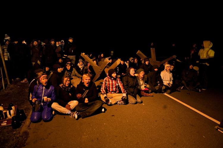 Protester. Aktivister fra Kirkeasyl kæmpede i nat forgæves mod udvisningen af irakerne. 