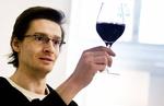 Sensoriker Michael René Jensen smager på vin - dog ikke fupvinen fra Amarone-distriktet. Arkivfoto. 