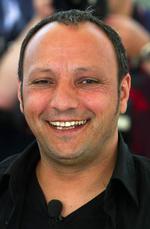 Beretning. Hiner Saleem er forfatter og filminstruktør i Frankrig. 'Min fars gevær' er - vistnok - baseret på Hiner Saleems egen historie. 