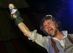 Wayne Coyne og resten af Flaming Lips har begået et dobbeltalbum, som næppe vil blive købt af den brede fanskare, men til gengæld vækker mindelser om andre dobbeltalbum som Beatles’ ’White Album’. 