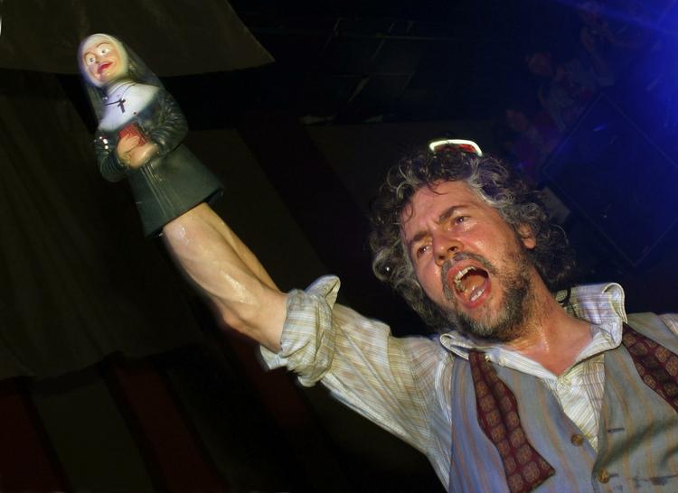 Wayne Coyne og resten af Flaming Lips har begået et dobbeltalbum, som næppe vil blive købt af den brede fanskare, men til gengæld vækker mindelser om andre dobbeltalbum som Beatles’ ’White Album’. 
