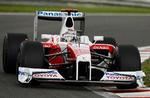 Arbejdsløs. Jarno Trulli fra Italien styrer sin Toyota rundt på banen i Belgien. Nu stopper bilfirmaet deltagelsen i Formel 1. Arkivfoto. 