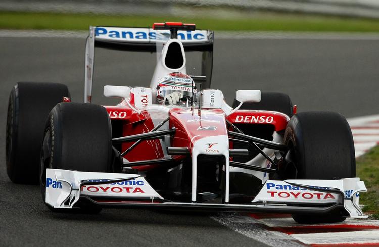 Arbejdsløs. Jarno Trulli fra Italien styrer sin Toyota rundt på banen i Belgien. Nu stopper bilfirmaet deltagelsen i Formel 1. Arkivfoto. 