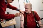 Stik. Jørgen Kirk fra København har haft flere blodpropper, og han lider desuden af diabetes. Derfor mødte han i går op på Vesterbro Lægehus for at blive vaccineret. 