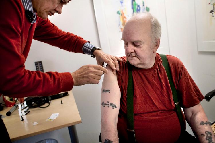 Stik. Jørgen Kirk fra København har haft flere blodpropper, og han lider desuden af diabetes. Derfor mødte han i går op på Vesterbro Lægehus for at blive vaccineret. 