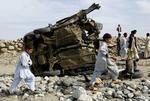 Hverdag. Vejsidebomber eksploderer hver dag i Afghanistan. Billedet her stammer fra Jalalabad, hvor en taxi er blevet sprængt i stykker. 