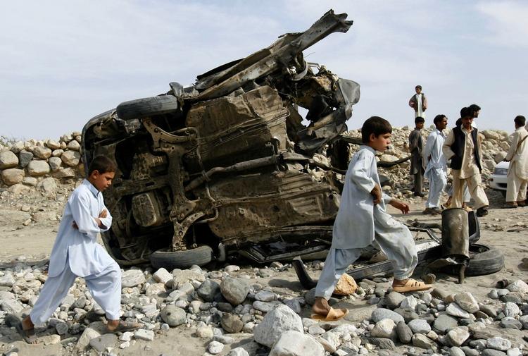Hverdag. Vejsidebomber eksploderer hver dag i Afghanistan. Billedet her stammer fra Jalalabad, hvor en taxi er blevet sprængt i stykker. 