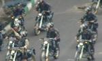 Dette billede er netop lagt på Twitter af brugeren GreenQuran og forestiller angiveligt medlemmer af Basij-militsen på motorcykler. Det kan ikke verificeres, men understøttes af talrige rapporter om Basij på motorcykler ved dagens demonstration. 