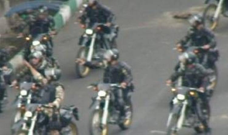 Dette billede er netop lagt på Twitter af brugeren GreenQuran og forestiller angiveligt medlemmer af Basij-militsen på motorcykler. Det kan ikke verificeres, men understøttes af talrige rapporter om Basij på motorcykler ved dagens demonstration. 
