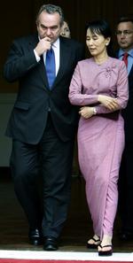 USA-udsending mødes med Suu Kyi