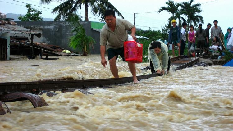 Kamp. Flere vietnamesiske provinser har fået op mod seks meter regn. 
