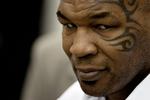 Begejstret. Mike Tyson er vild med Arthur Abrahams vilje i bokseringen. Arkivfoto. 