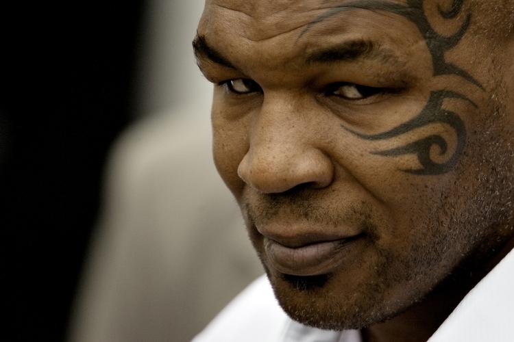 Begejstret. Mike Tyson er vild med Arthur Abrahams vilje i bokseringen. Arkivfoto. 