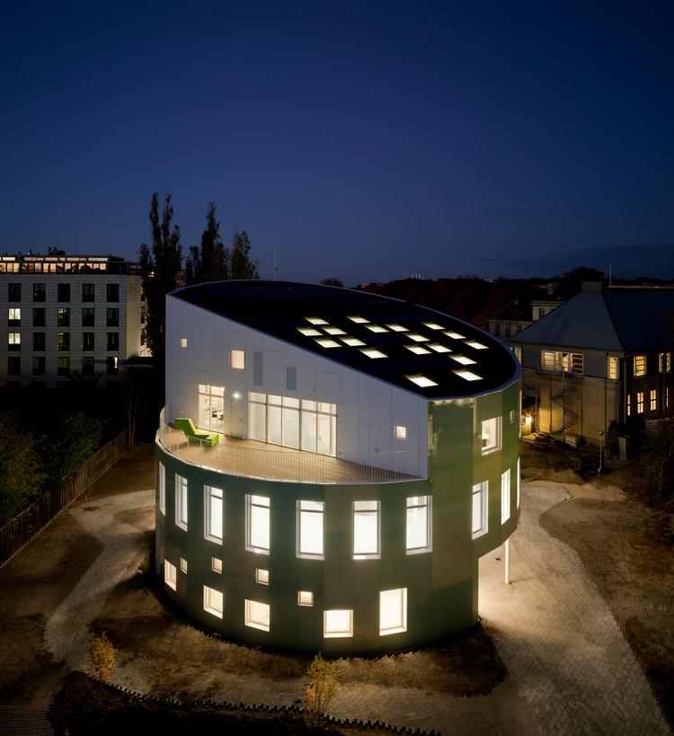 Aftenmørket afslører den frie vinduesplacering i Christensen og Co.s nye superbæredygtige hus til Københavns Universitet. Foto: Adam Mørk 
