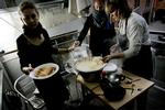 Operation dagsværk. Charlotte, Anna Luna, Mathilde,  bagte vafler for Politikens medarbejdere. 