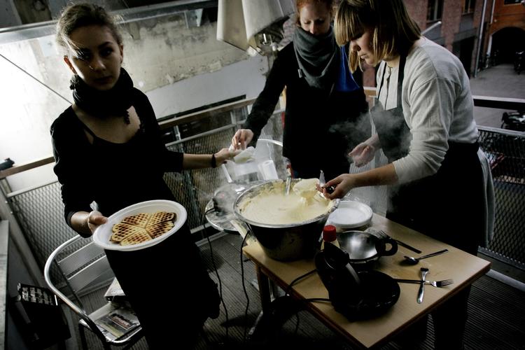 Operation dagsværk. Charlotte, Anna Luna, Mathilde,  bagte vafler for Politikens medarbejdere. 