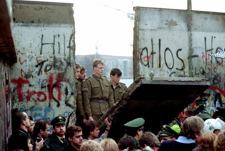 Murens fald tændte håb - ikke alene i Europa, men overalt i verden. Siden er håbet blevet slukket. (arkivfoto) 