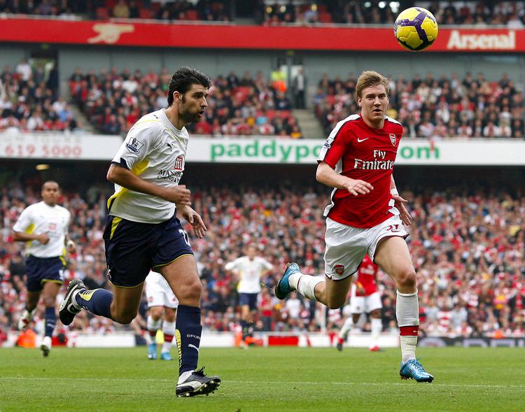 skadet. Nicklas Bendtner, som er på vej tilbage efter en skade, får nye kollegaer i angrebet hos Arsenal, når klubben kan købe ind til januar. 