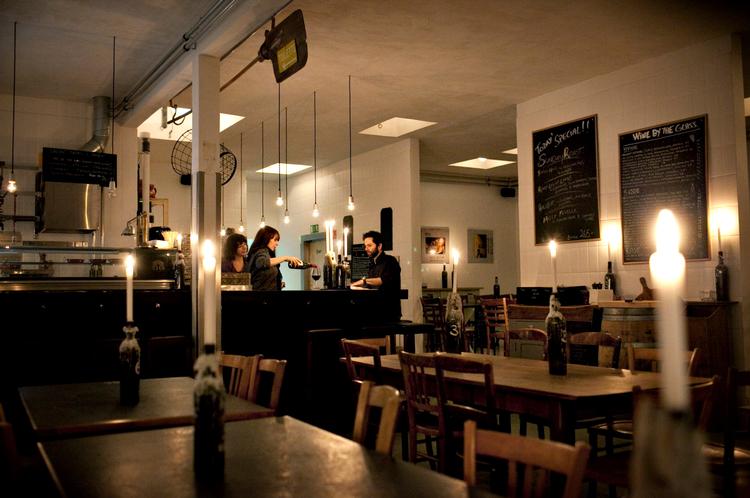 Spise- og vinbaren Paté Paté har taget fransk navn efter lokalernes tidligere formål. Før blev der nemlig produceret leverpostej på stedet. Nu serveres der - naturligvis - paté. Foto: Miriam Dalsgaard 