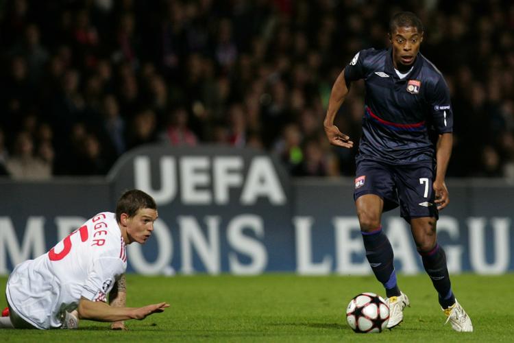 nedlagt. Liverpools Daniel Agger ser langt efter bold og mand i kampen mod Lyon. 