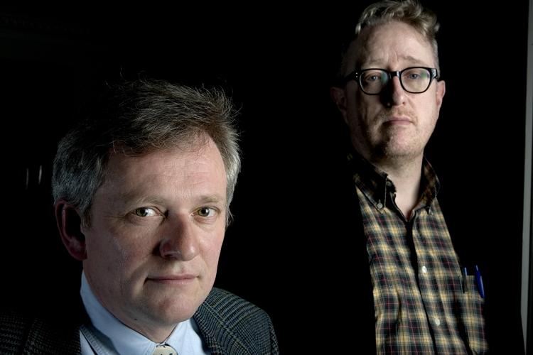 Søren Ulrik Thomsen t.v. agerer korsanger for vennen og Sort Sol-sangeren Steen Jørgensen. 