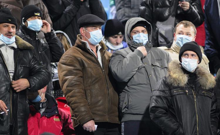 Beskyttelse. Ukrainske tilskuere havde fulgt regeringens råd og taget maske på ved gårsdagens Champions League-fodboldkamp mellem Dynamo Kiev og Inter. 
