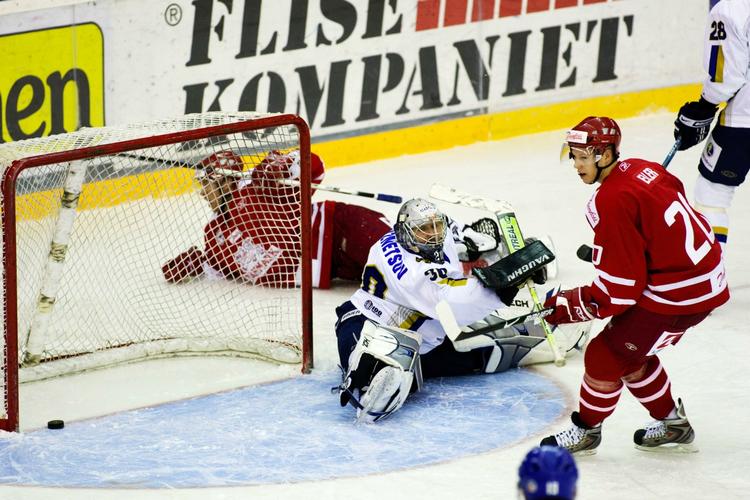 Talent. Lars Eller scorer på den kazakhstanske målmand under en landskamp mellem Danmark og Kazakhstan i Oslo. Arkivfoto. 