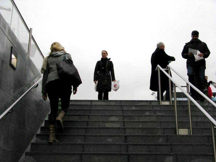 VALGKAMP. Katrine Lester - socialdemokratiets spidskandidat på Frederiksberg - forsøger med løbesedler og morgenbrød at vinde stemmer ved metrostationen. 