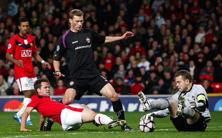 fantomredninger. CSKA Moskvas anfører og målmand Igor Akinfeev (th) var en oplevelse i kampen mod Manchester United tirsdag. Arkivfoto. 