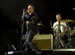 Indhegnet. U2 spiller deres tyske koncert bag en mur - nær ved den gamle berlinmur. Fotoet her er fra bandets koncert i New Jersey tidligere i år. 