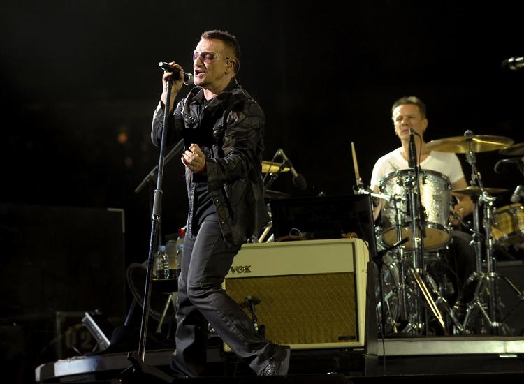 Indhegnet. U2 spiller deres tyske koncert bag en mur - nær ved den gamle berlinmur. Fotoet her er fra bandets koncert i New Jersey tidligere i år. 