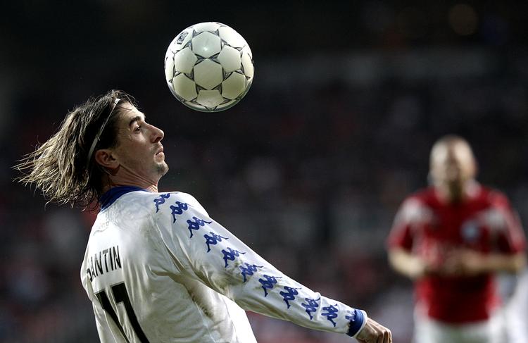 bænket. Cesar Santin starter ude mod PSV. 